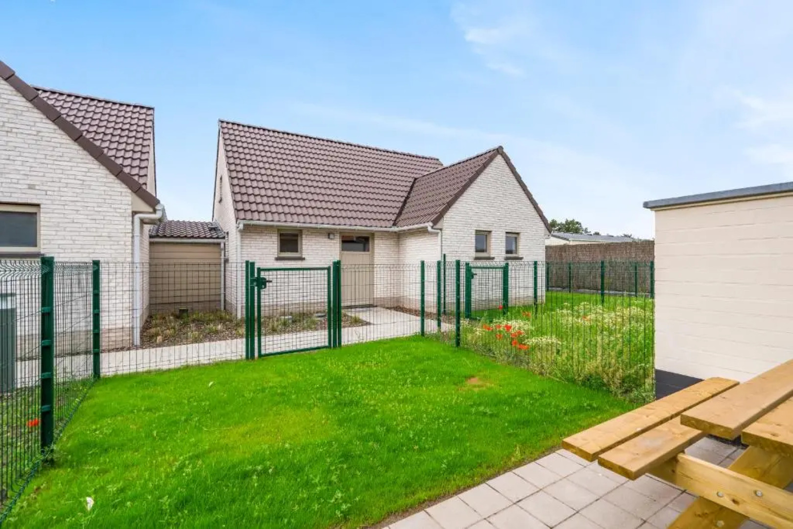 Cosy Living w parking, athletic field, playground, bike storage