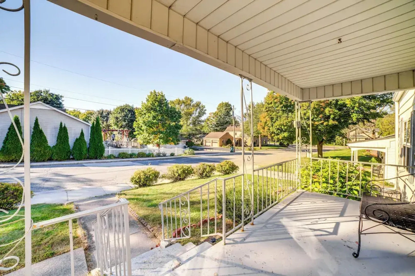 < 1 Mi to Dwtn: Valparaiso Family Home