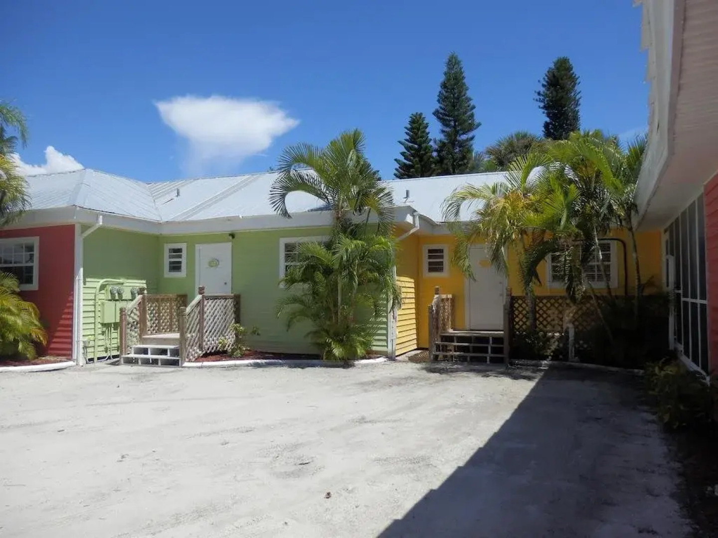 Castaways Beach and Bay Cottages