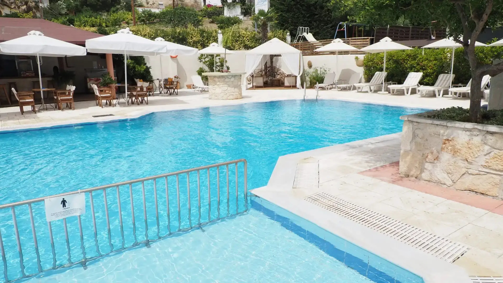 leonidas apartments and suites