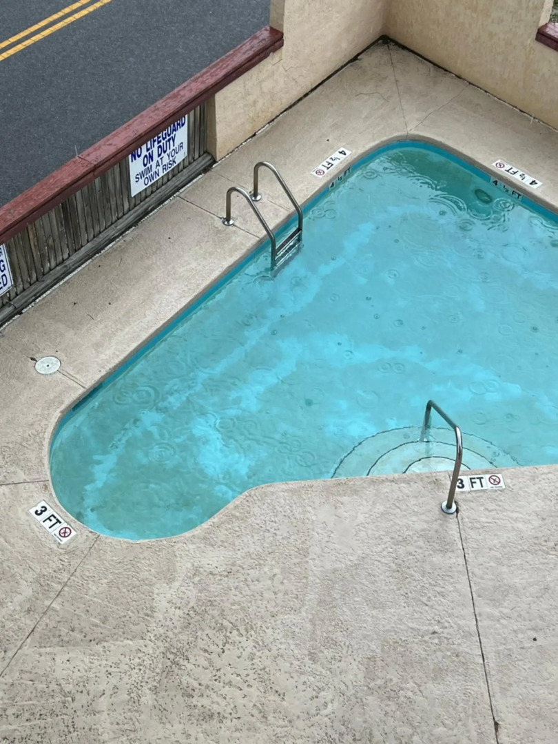 Lovely 2-bedroom condo with pool