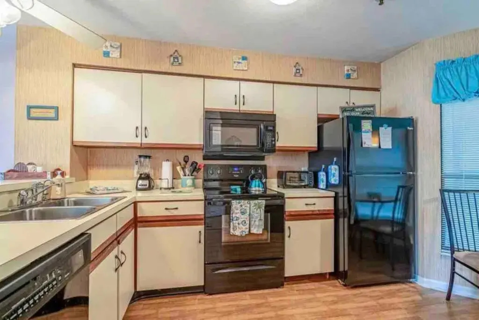Lovely 2-bedroom condo with pool