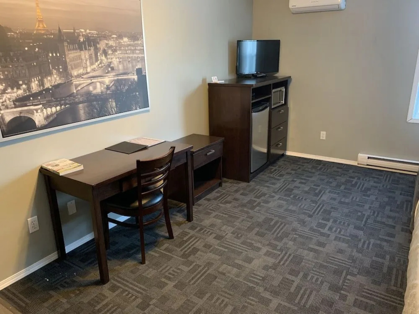 TaLLboys Grill & Pub Motel