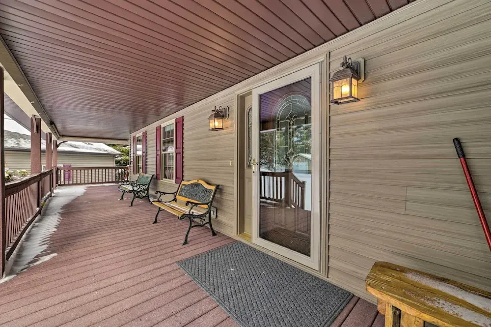 Spacious Lakefront Home w/ Sunroom & Bar!