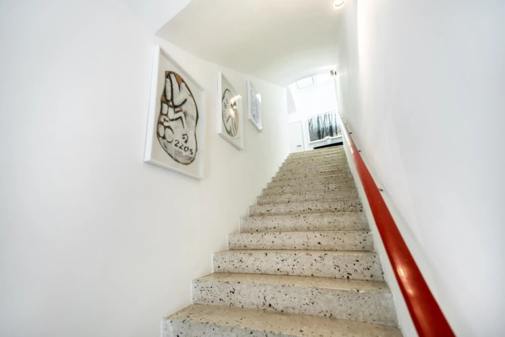 Suiten Apartment Art Collection With Kind Bed Air Conditioning and two Separate Bedrooms