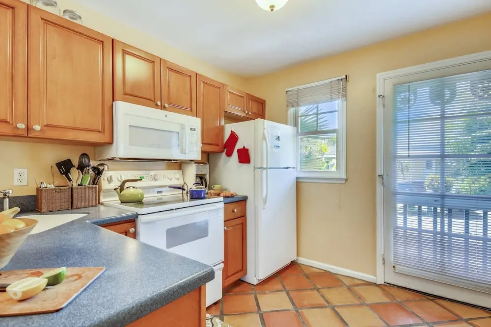 Cottage by the Pool by Avantstay w/ Balcony, BBQ & Shared Pool! Month Long Stays Only