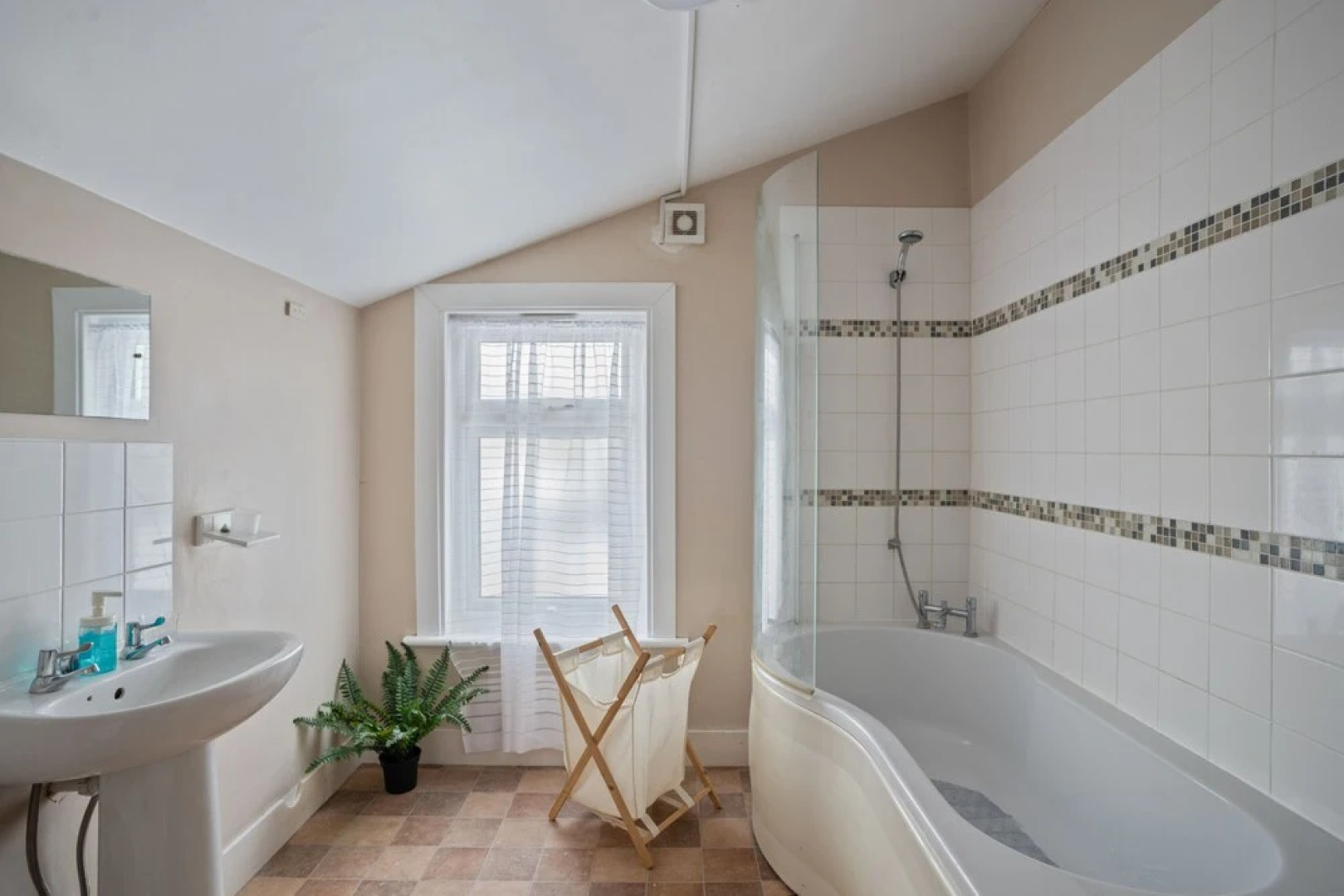 NEW Spacious 2BD House With Garden Gillingham Kent