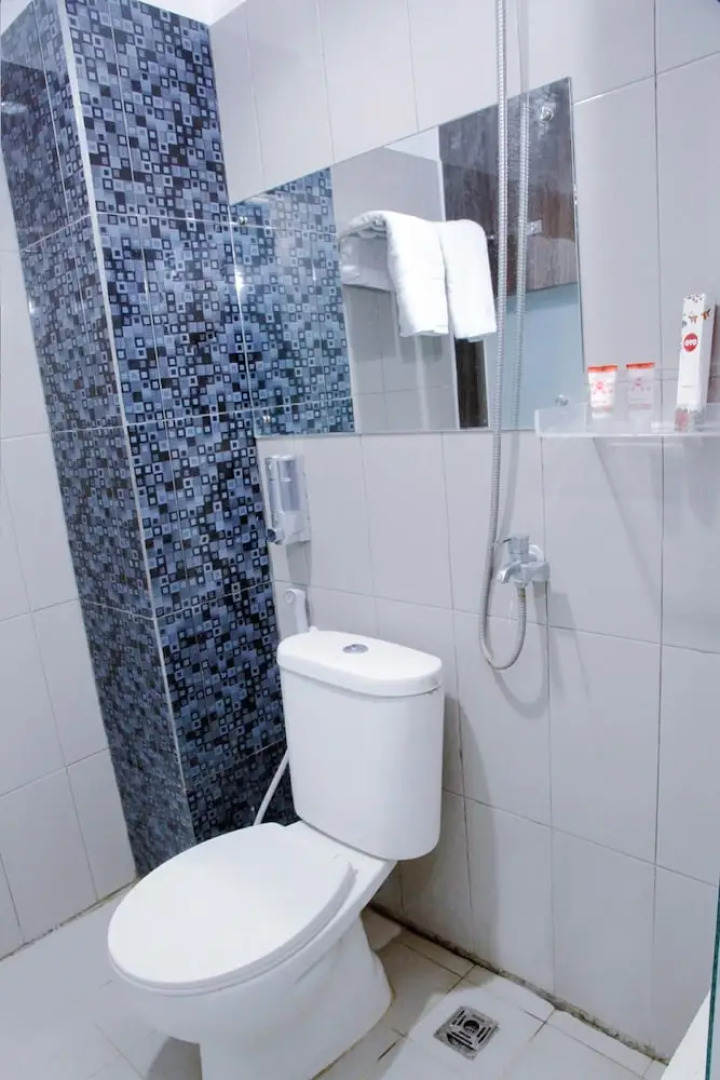 R Four Hotel by OYO Rooms