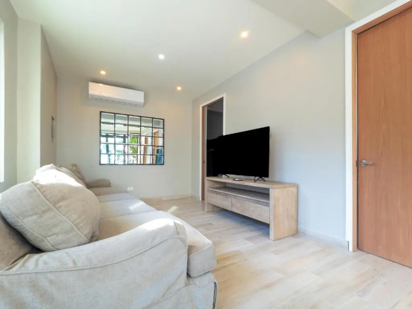 Newly Renovated 8 Bedroom Ocean Front Villa with Pool