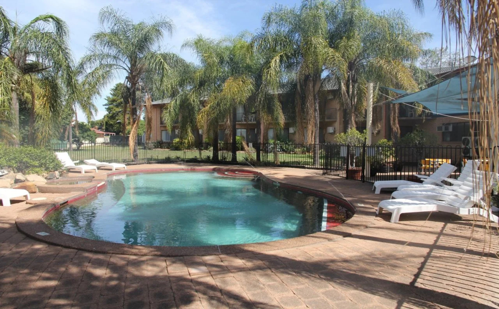 Charbonnier Motor Inn