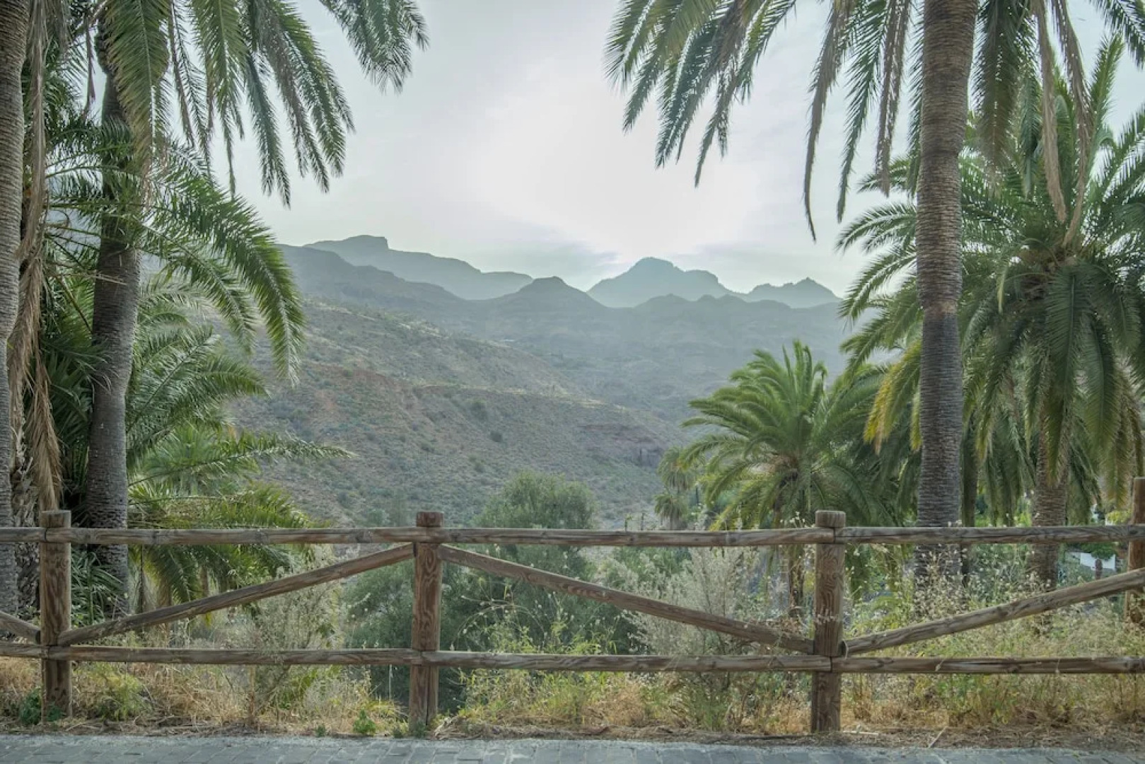 Lightbooking - Mountain & pool