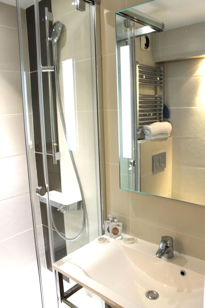 Hotel Kyriad Lyon Est - Bron Eurexpo Le Cottage