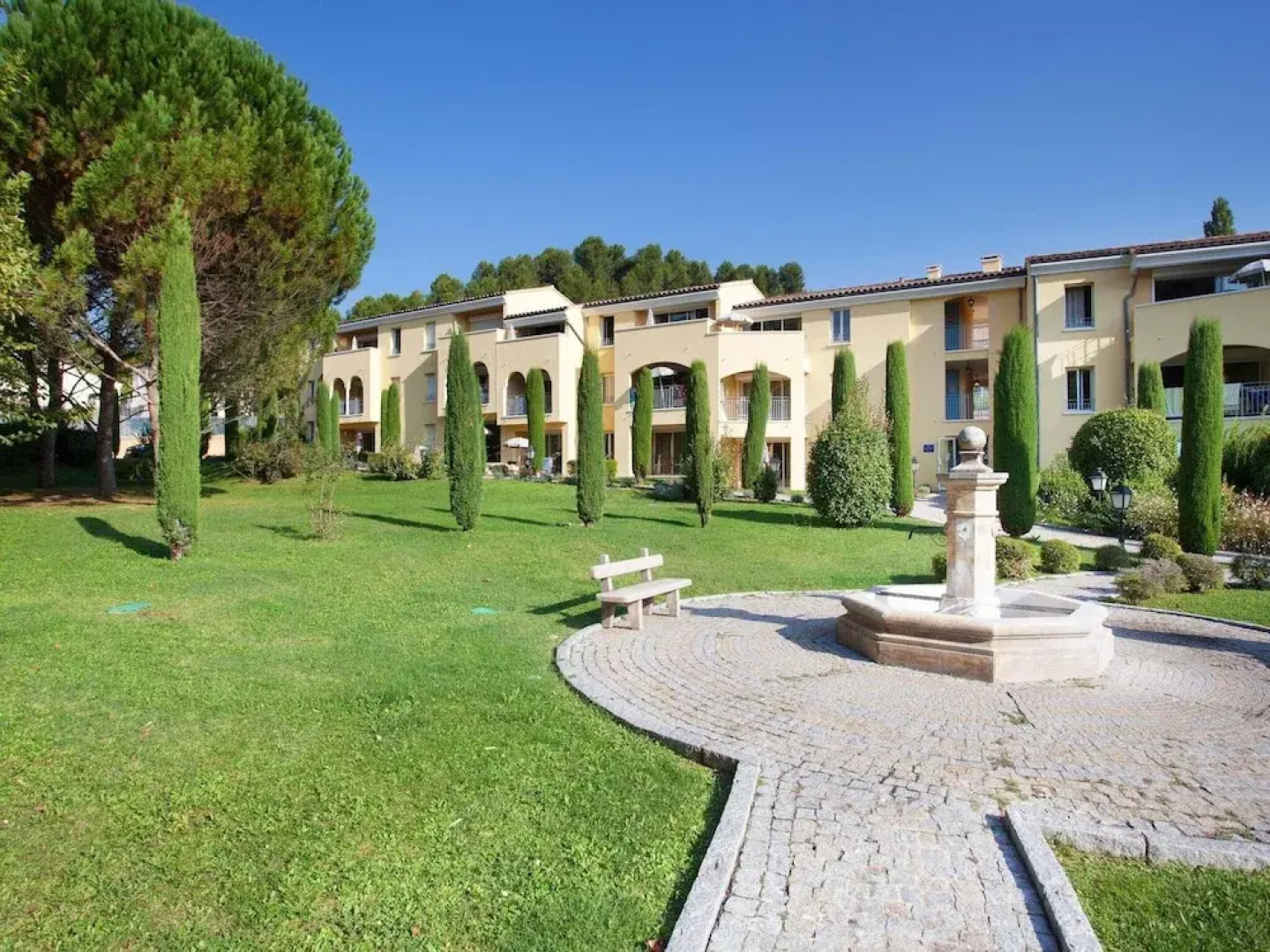 Apartment in Greoux-les-bains Near Lakes