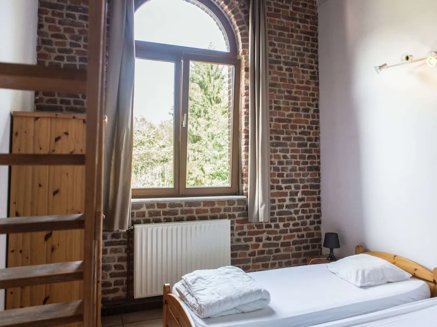 Mansion With Pool, Neblon