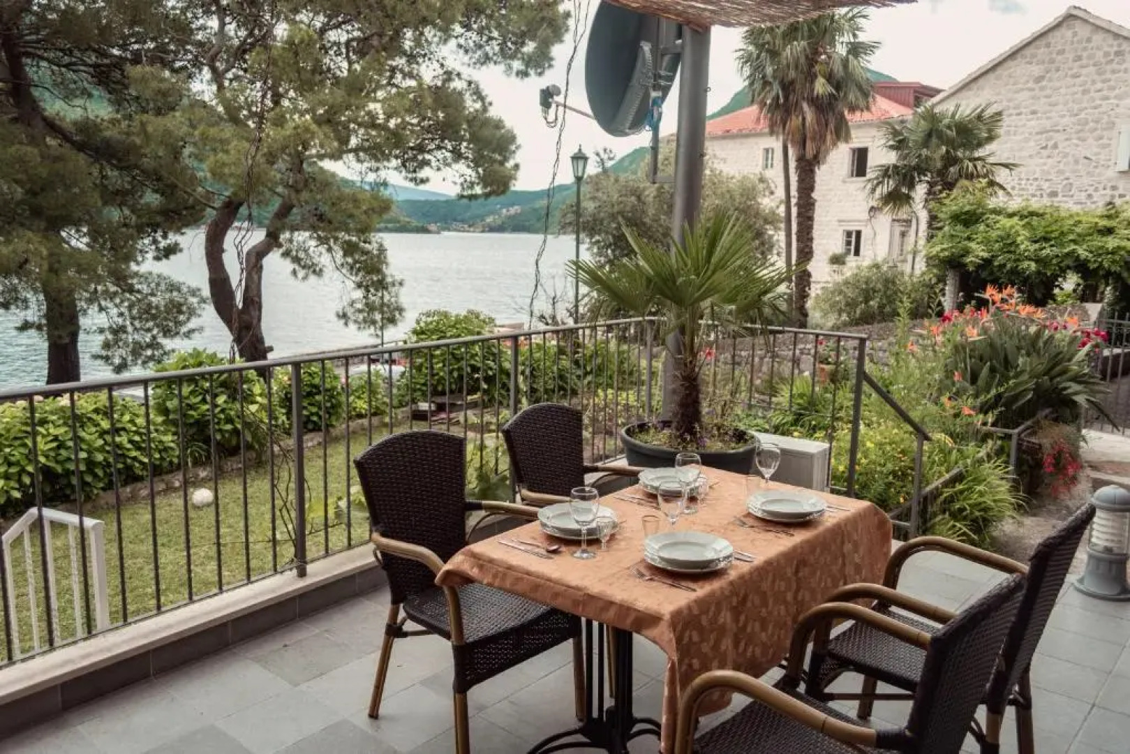 Sunny Port Apartment & Rooms