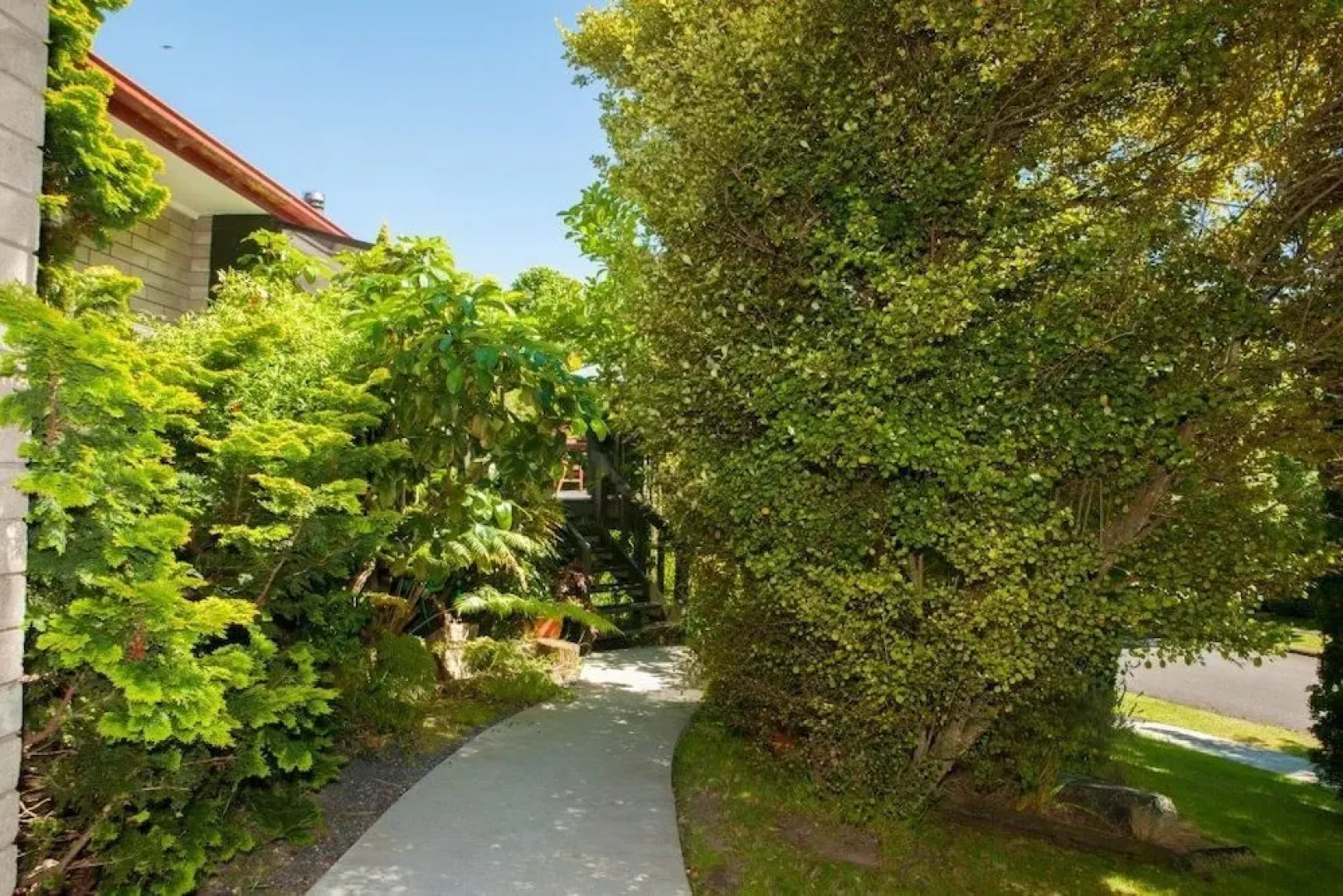 Abundante B&B on 8 Marlowe