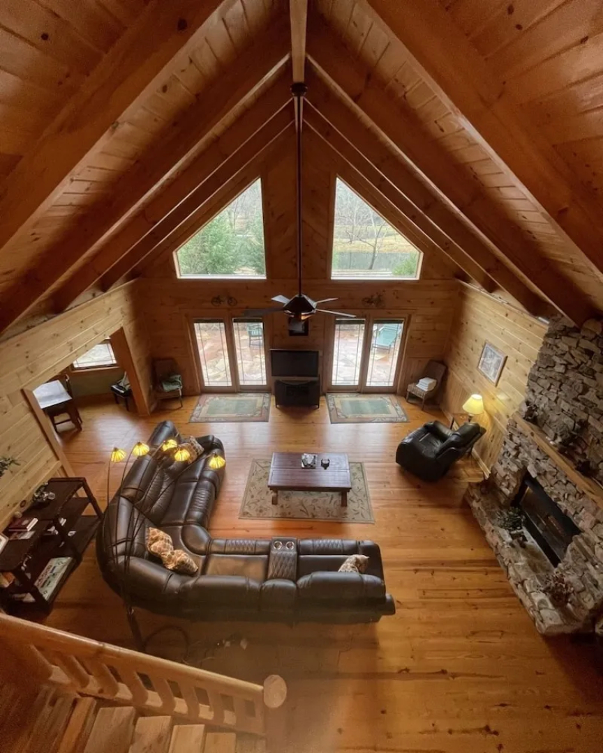 Deluxe log cabin! Pet and motorcycle friendly - enjoy nature with family and friends! 3 Bedroom Cabin by RedAwning