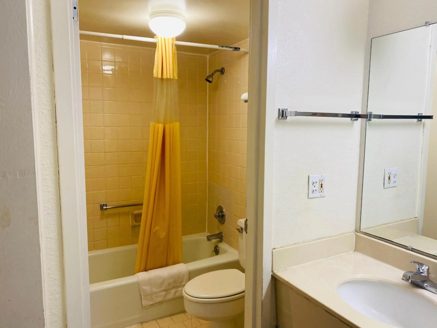 Travelers Place Inn & Suites