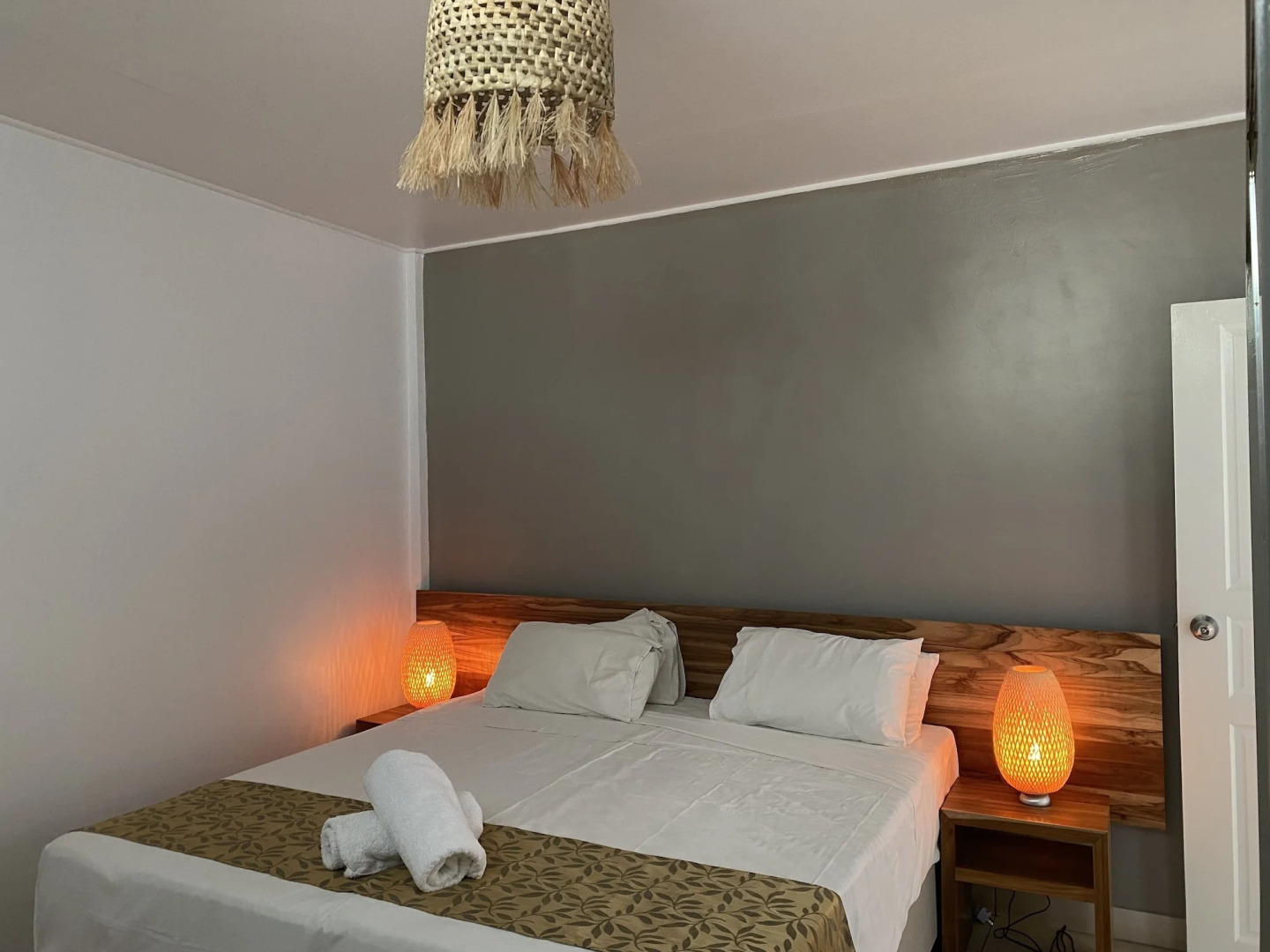 Chantilly's On The Bay