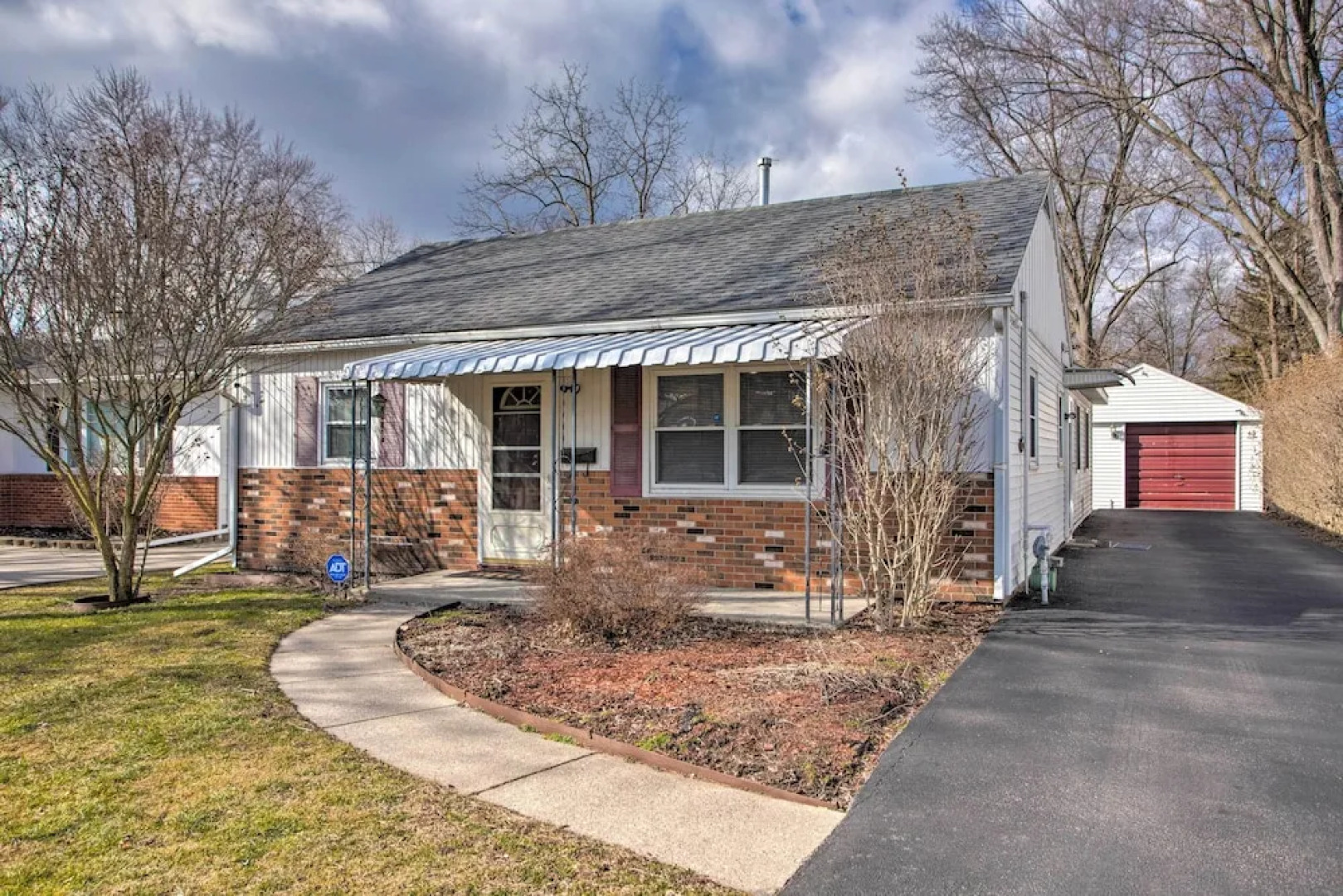 Peaceful Cottage ~ 8 Mi to Downtown Toledo!