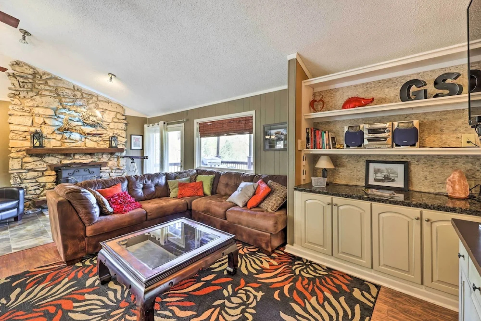 Holiday Island Home: Hot Tub & Wood Stove!