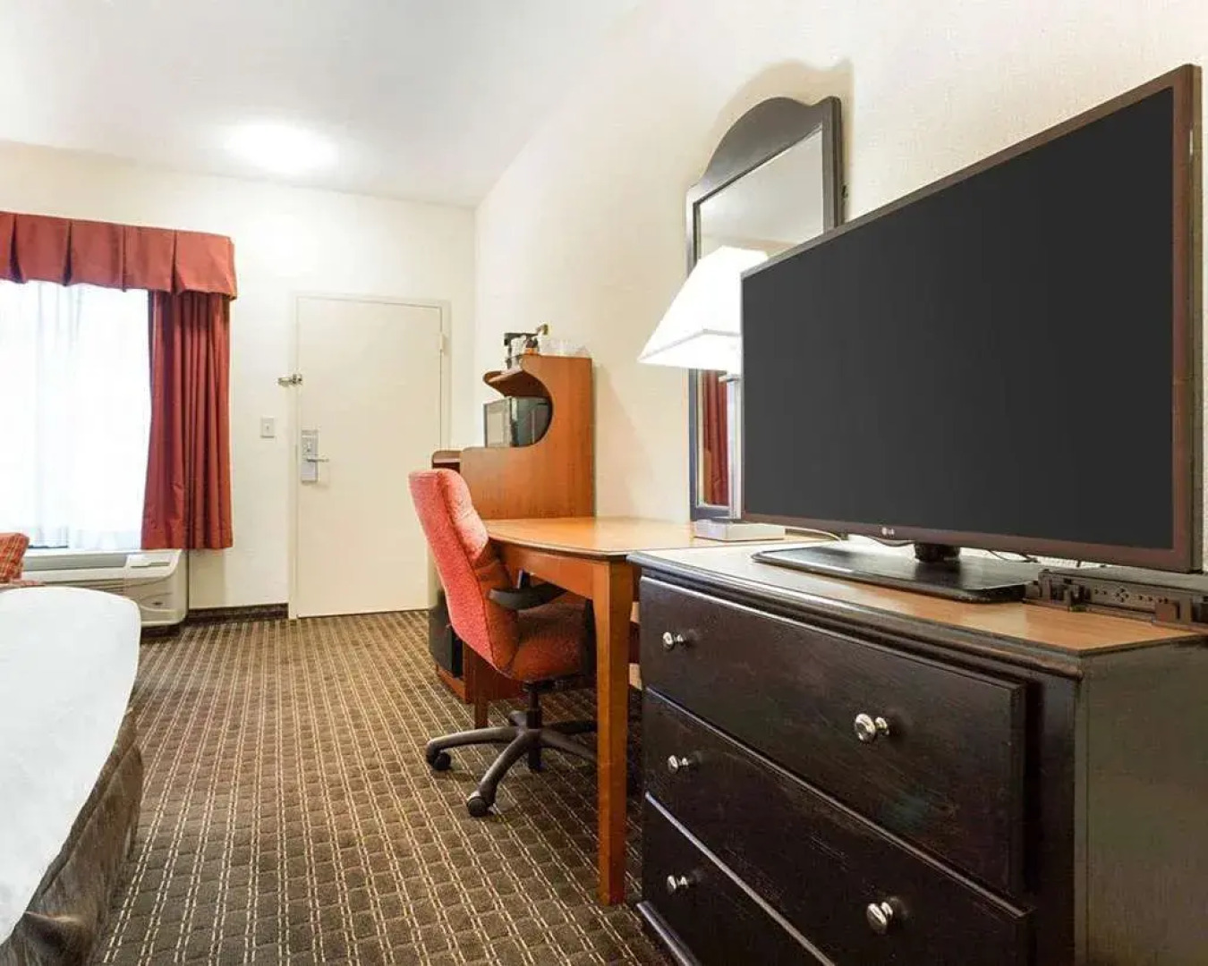 Quality Inn & Suites near Six Flags - Austell