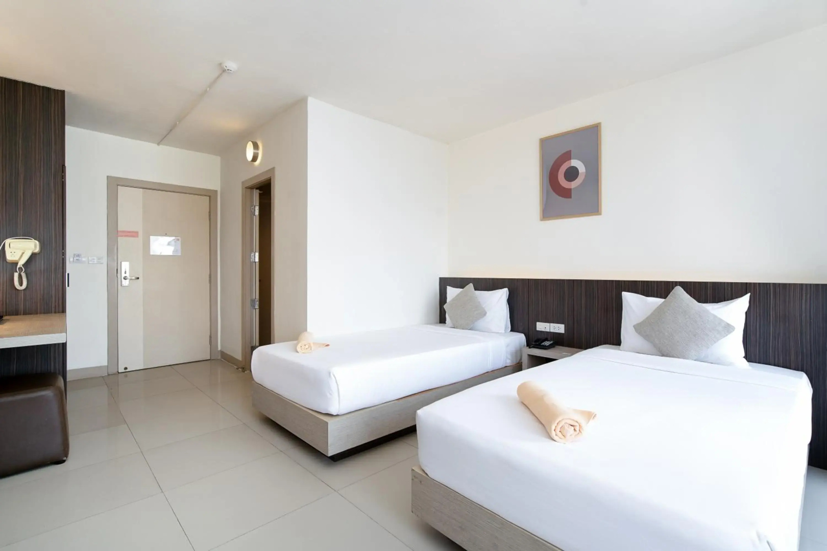 Leenova Hotel