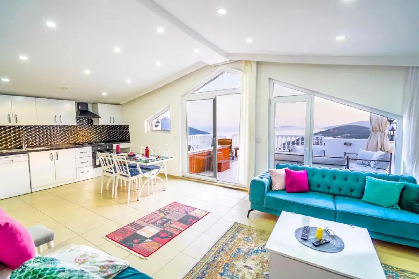 Flat with Shared Pool, Terrace and Jacuzzi in Kas