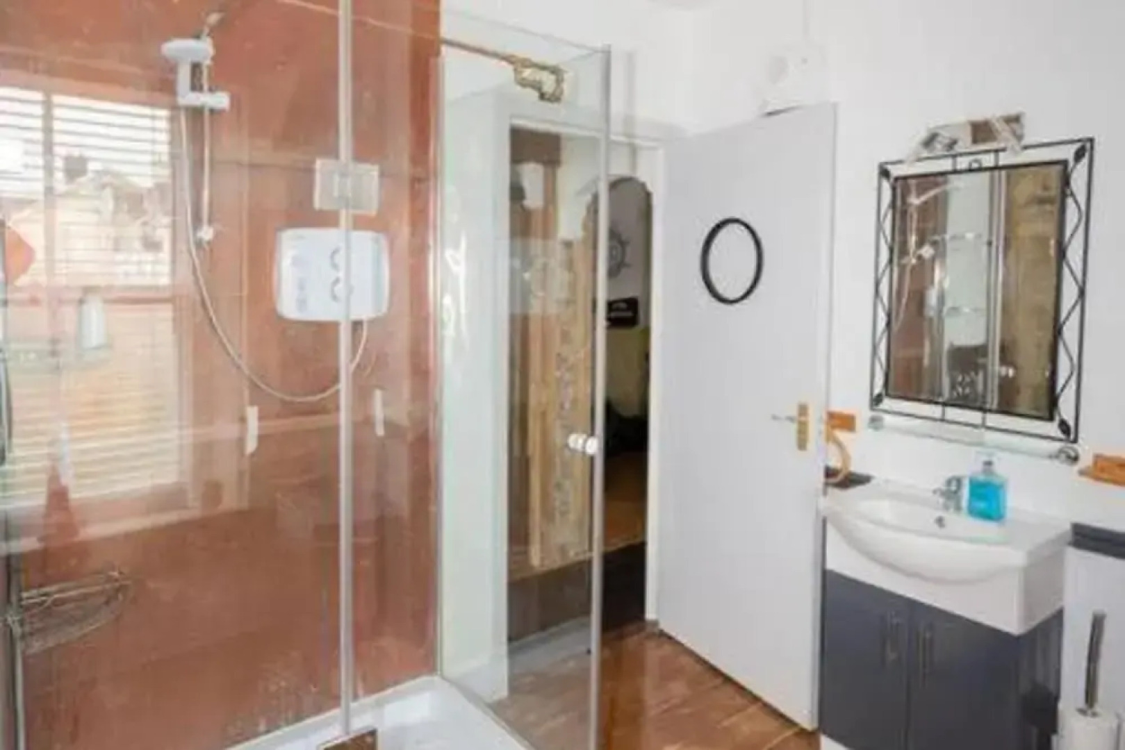 Quirky Apt - Sleeps 6 - Coastal Area - Parking