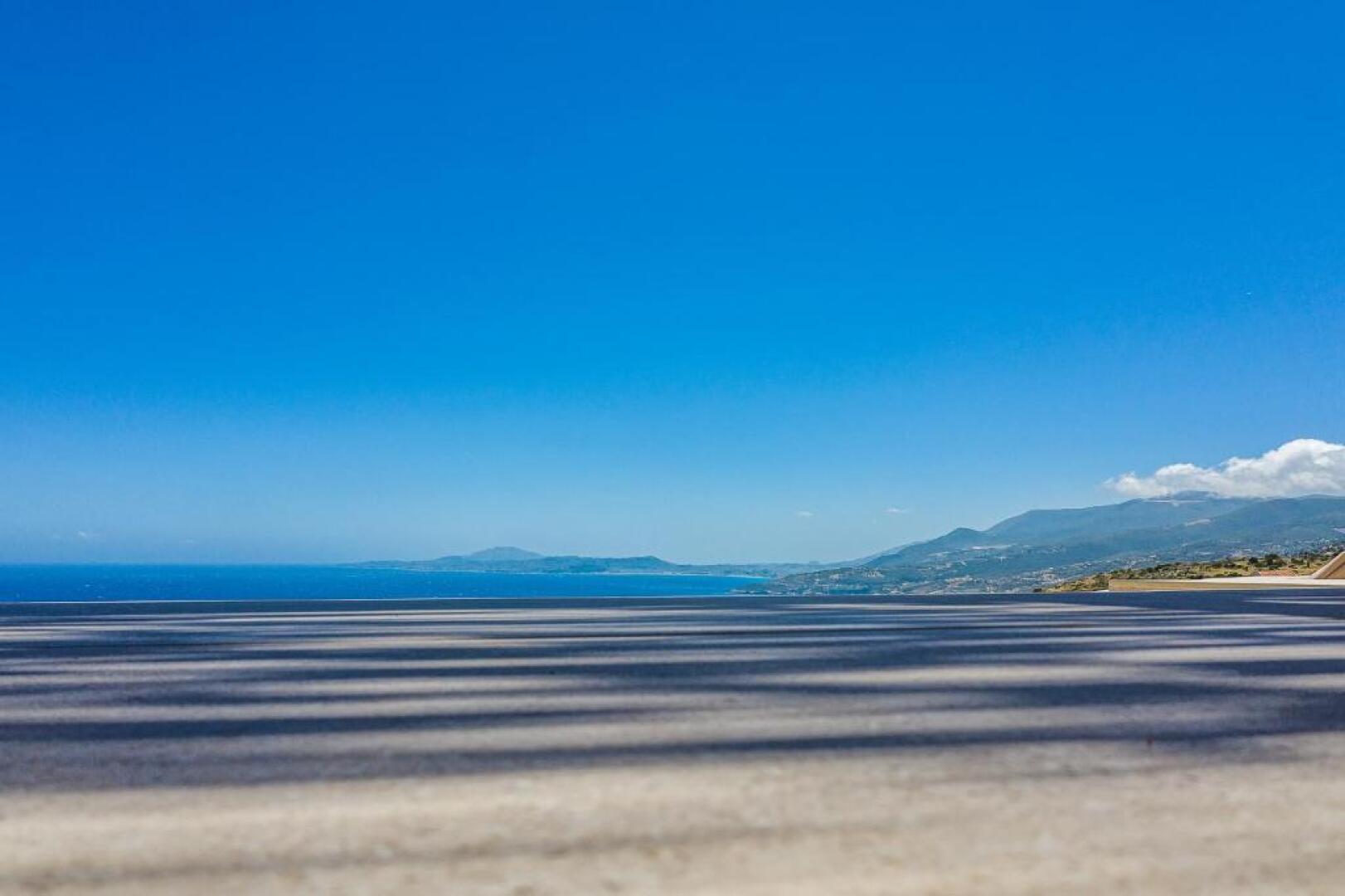 SUOLO di GIOIA Villa with magnificent sea view and infinity pool 18*4m