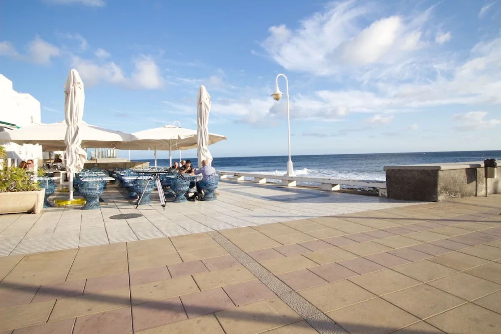 Lightbooking - Live is a beach