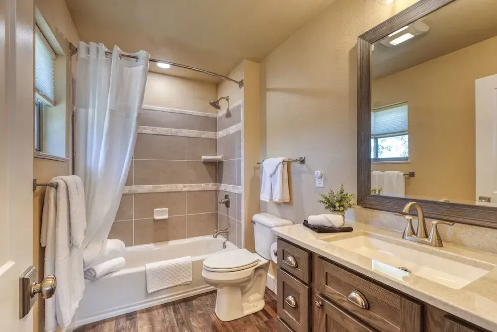 Modern Condo Near BH Attractions-garage Parking