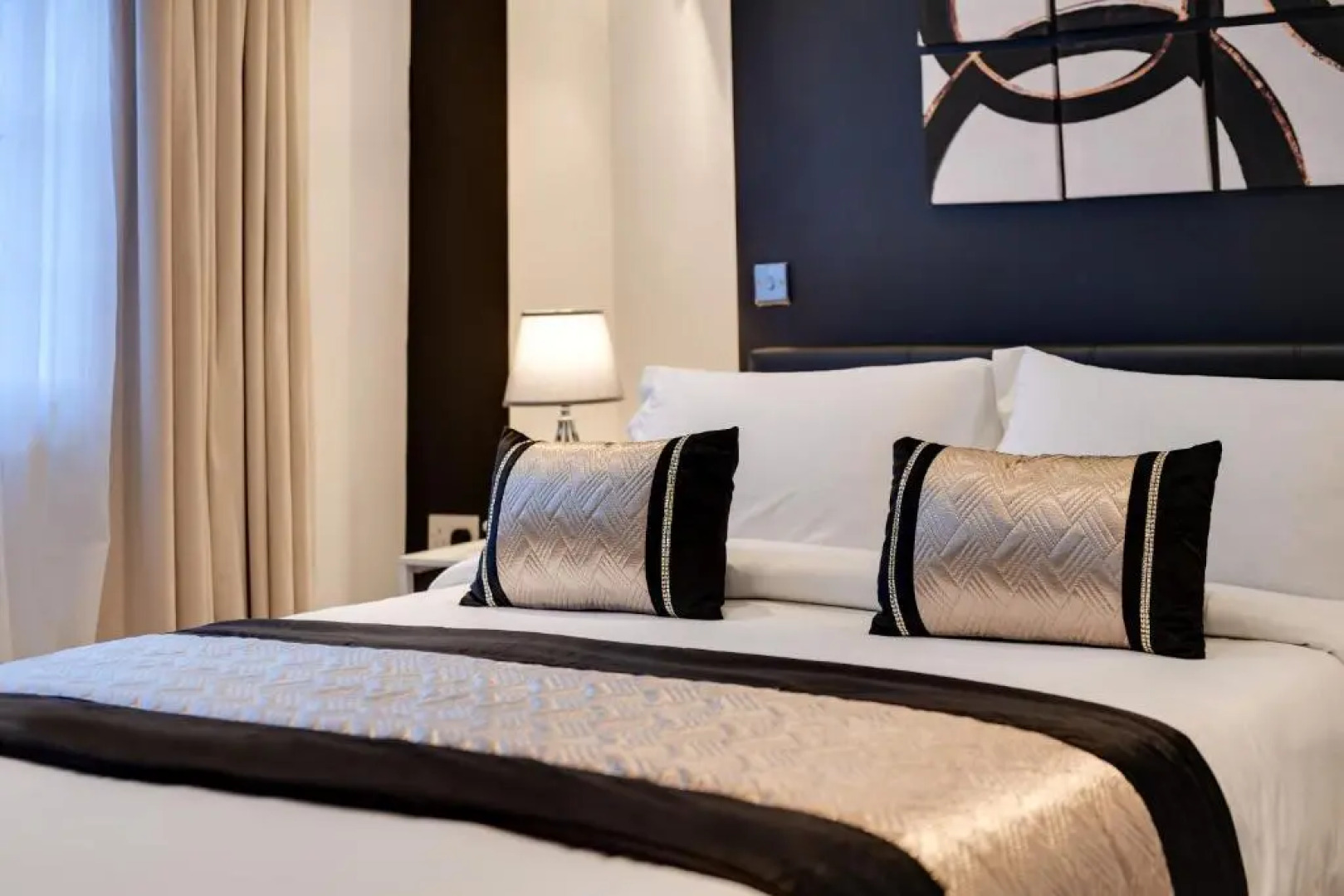 Wigan Central I 1 & 2 Bed Executive Apartments I Family Rooms I Private Balcony I Free Parking