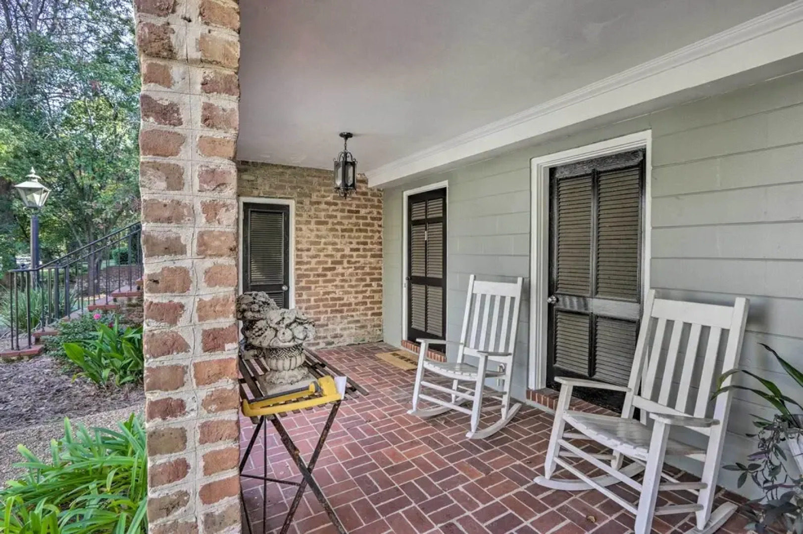 Walk to Broad St: Central Thomasville Condo