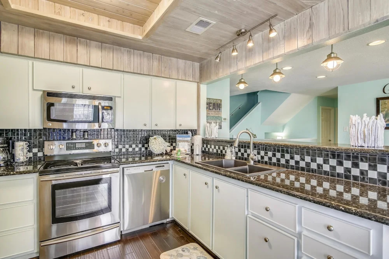 Jamaica Cove 4 Bedrooms 2.5 Bathrooms Home