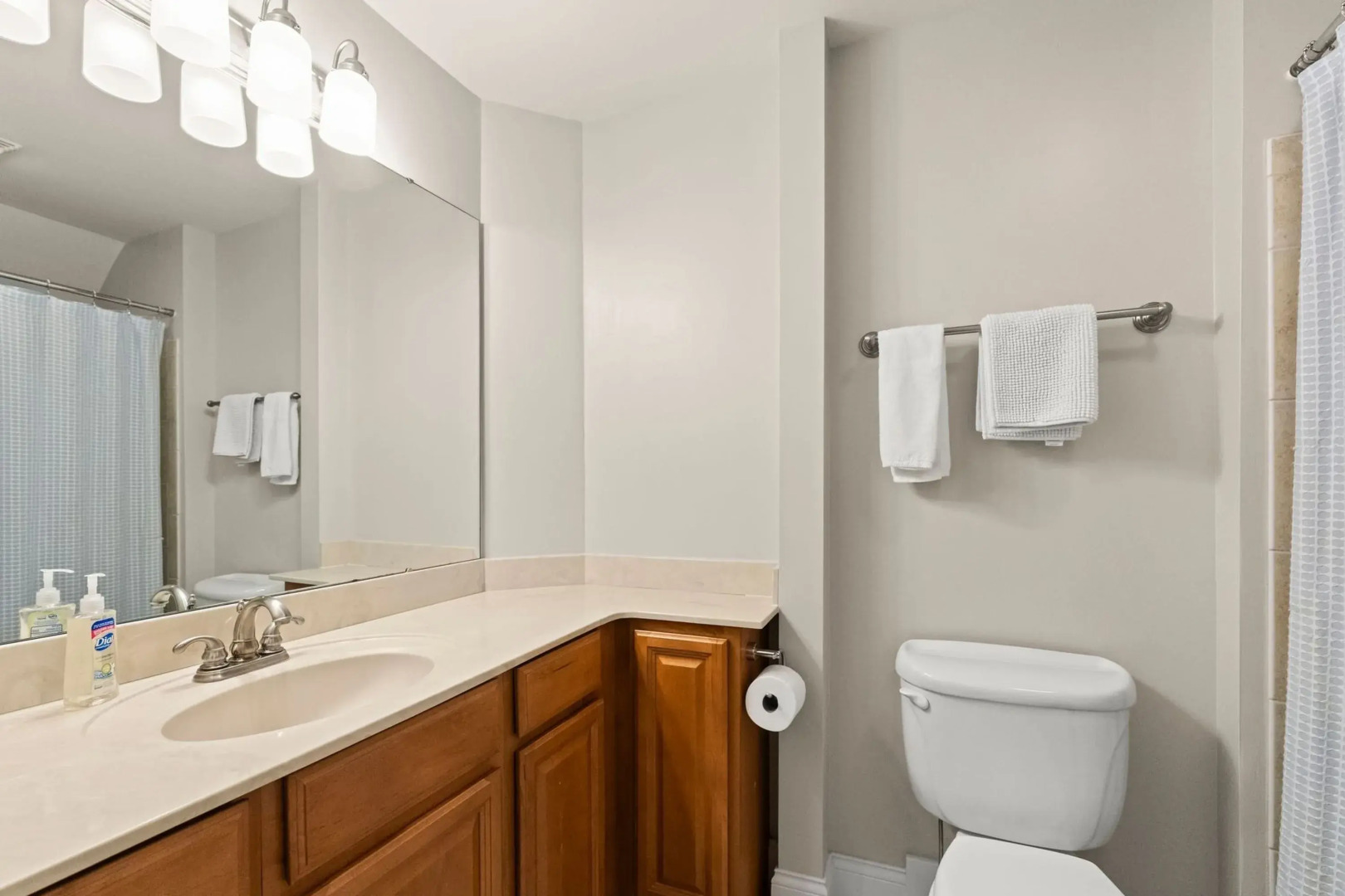 Lakefront 6bdr, Priv Dock, Game Room, Firepit Jake's Lake House by Avantstay