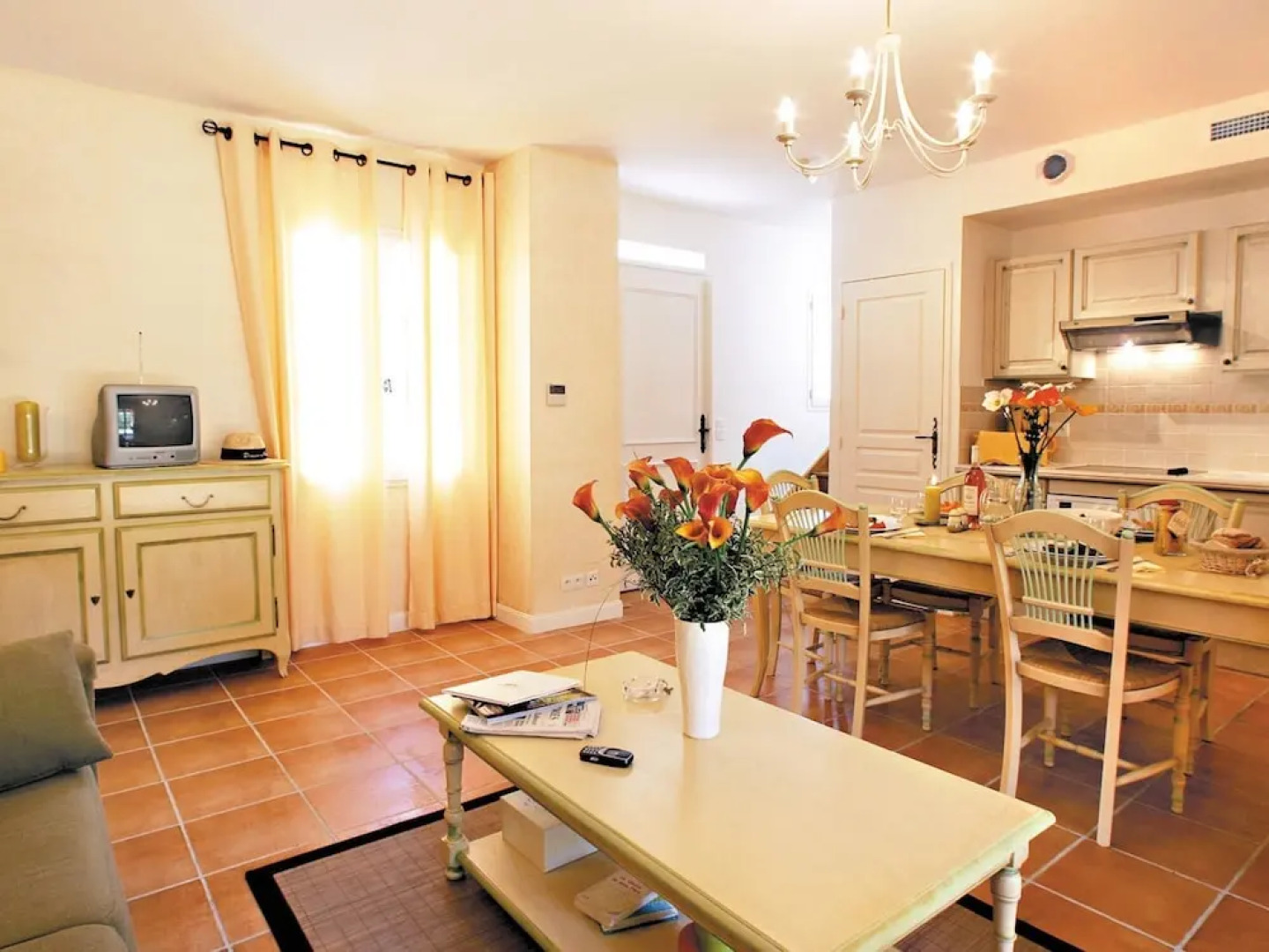 Attractive Holiday Home With two Bathrooms and a Jacuzzi