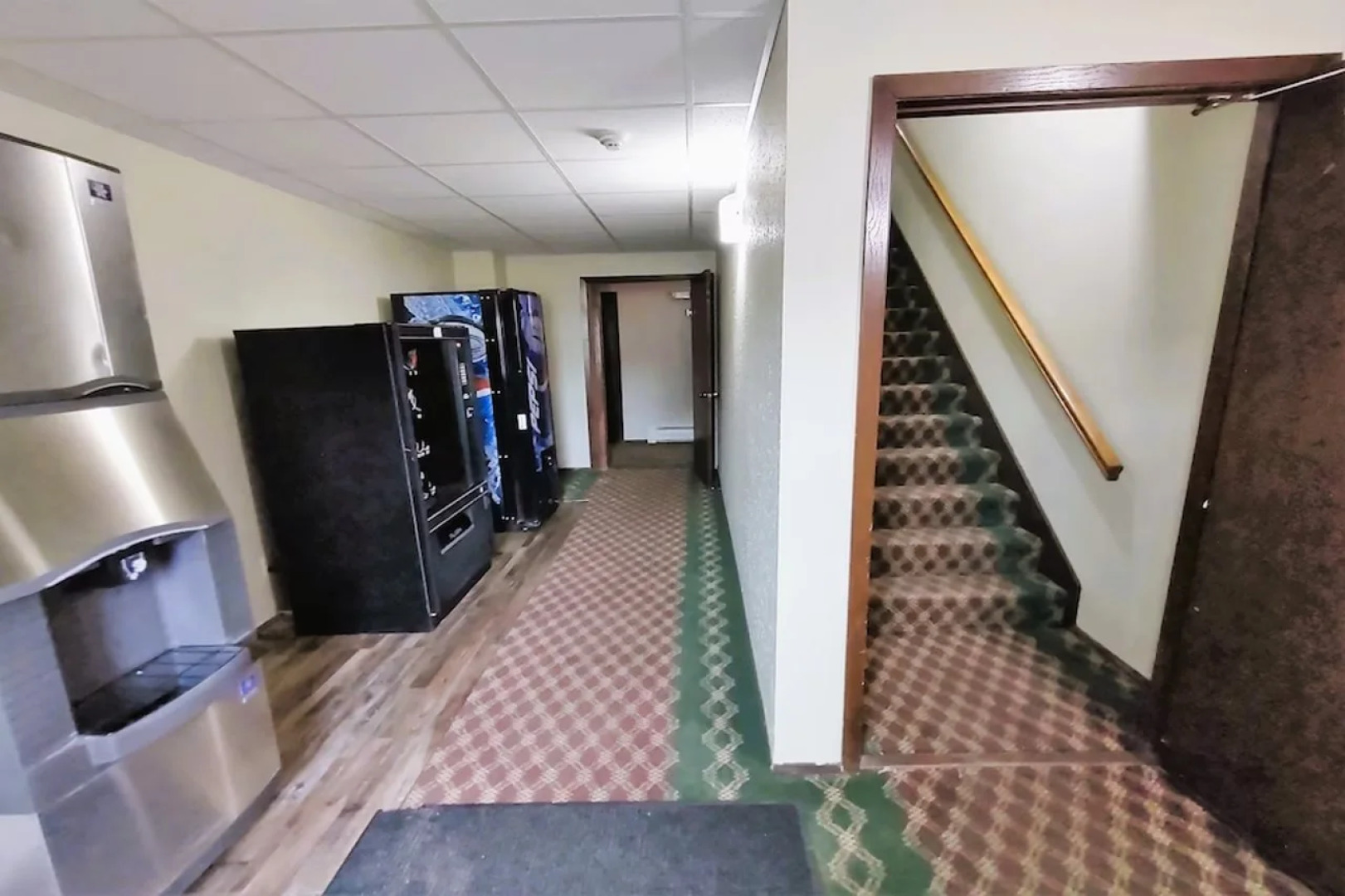 Love Hotels Staples by OYO at HWY 10 MN