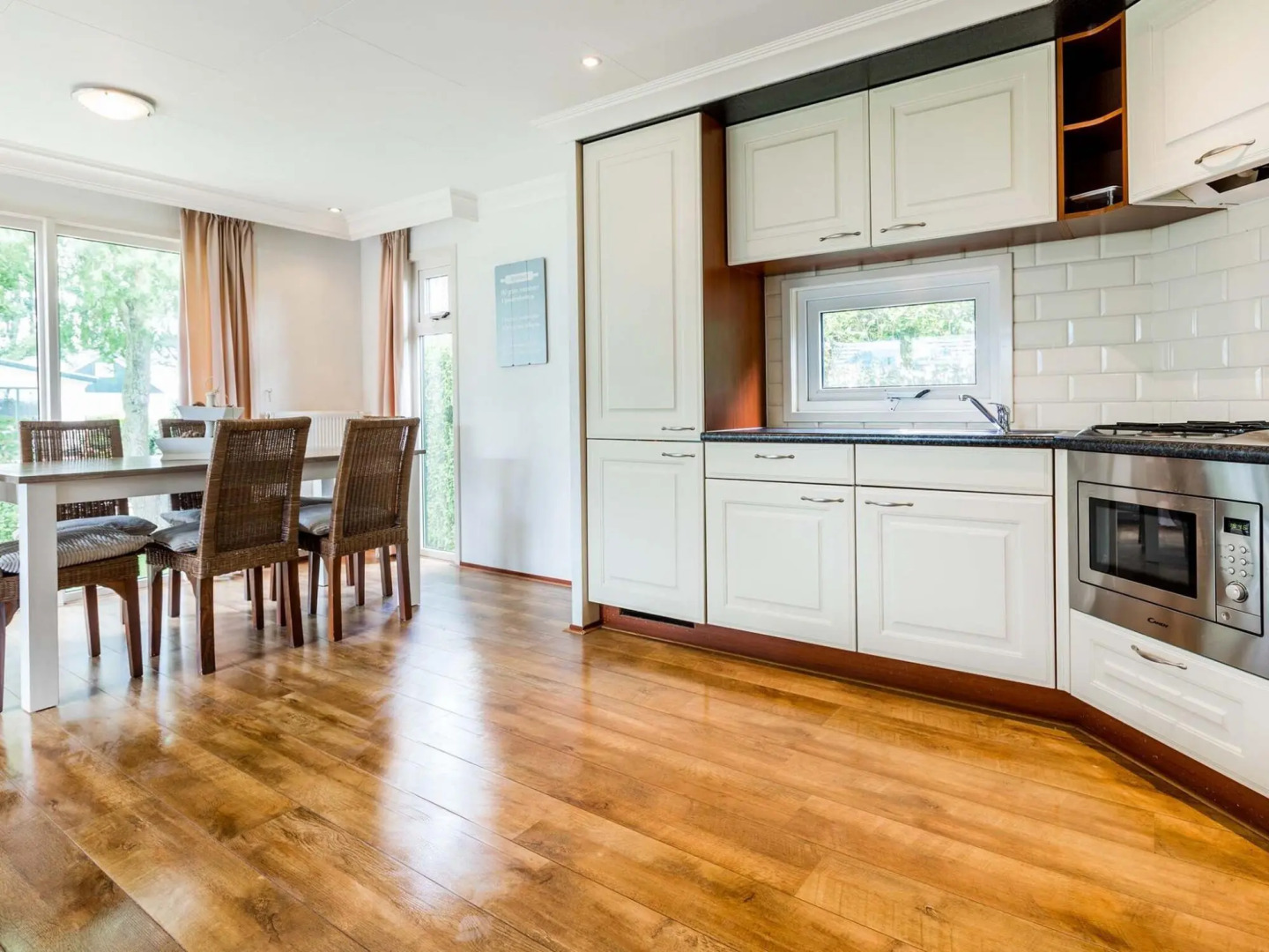 Detached chalet with dishwasher, on a holiday park, 8 km. from beautiful Hoorn