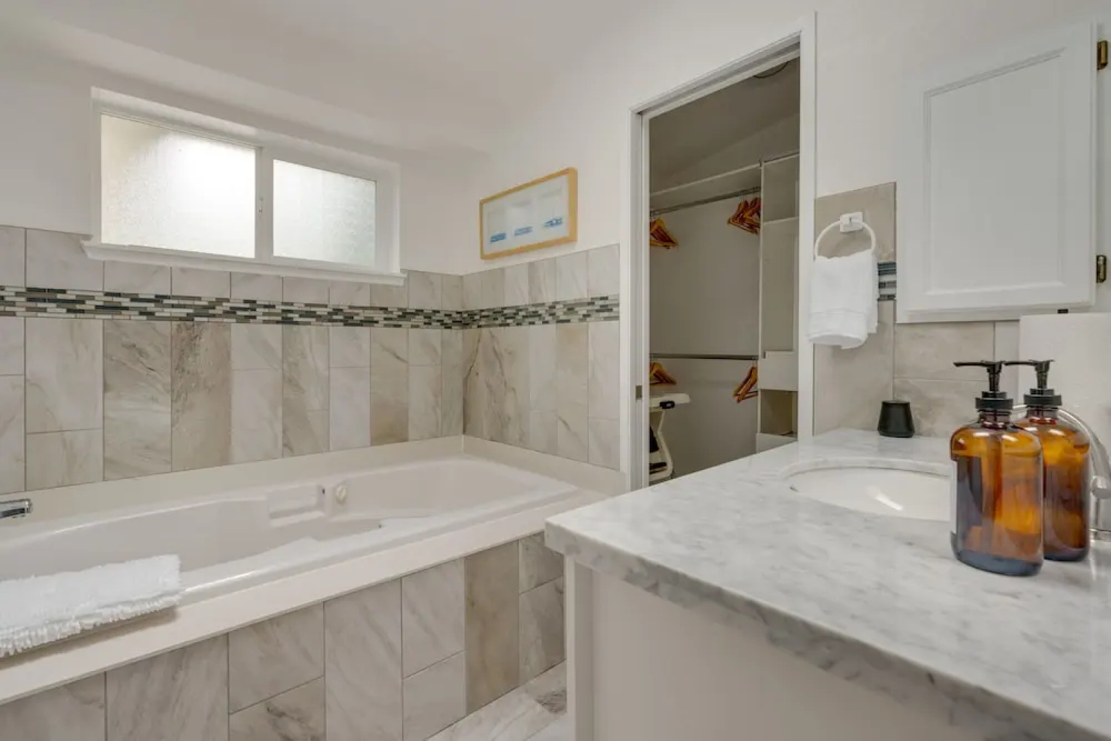 Kenmore Retreat w/ Shared Hot Tub - 1 Mi to Lake!