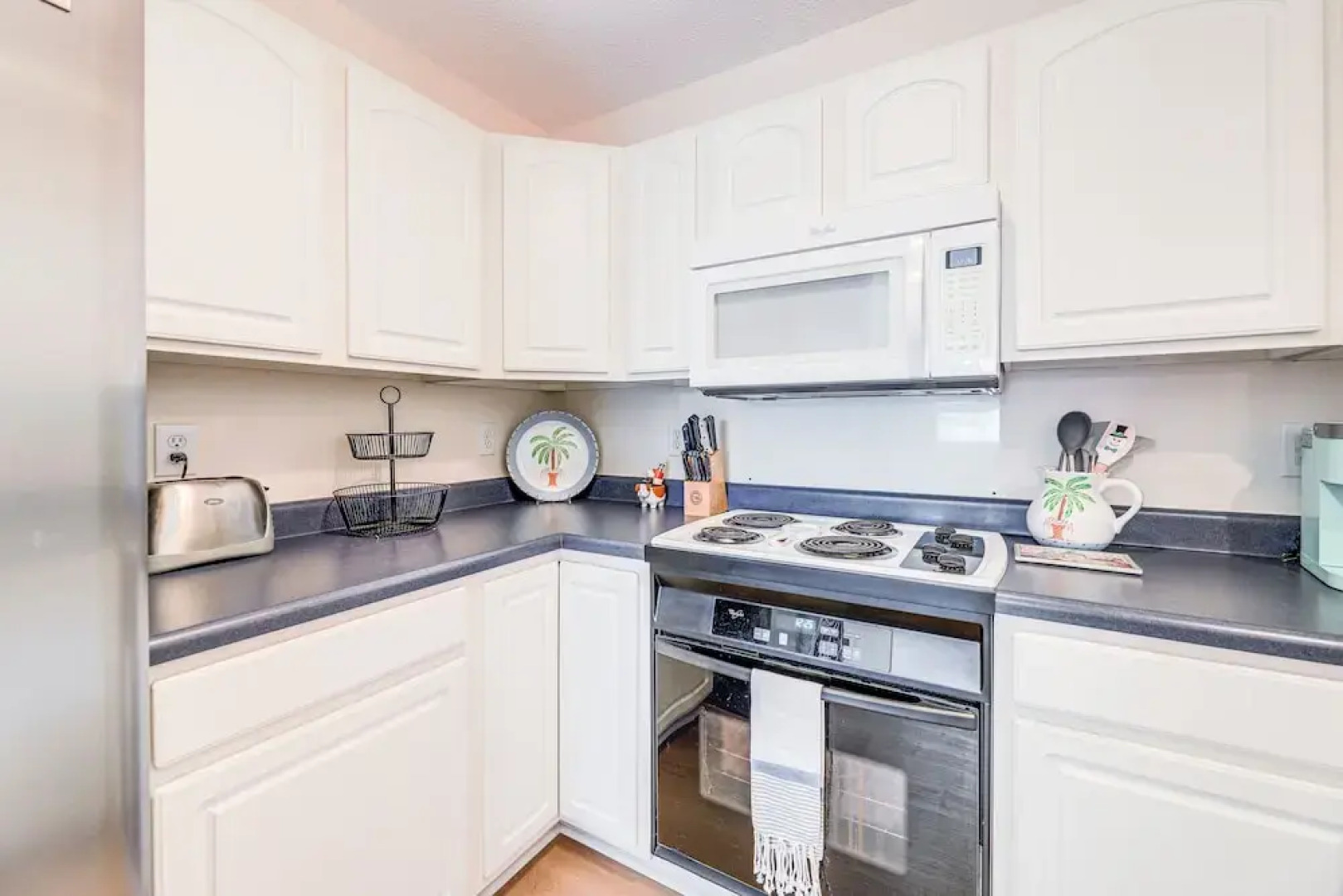 Well-equipped Emerald Isle Townhome: Pets Welcome!