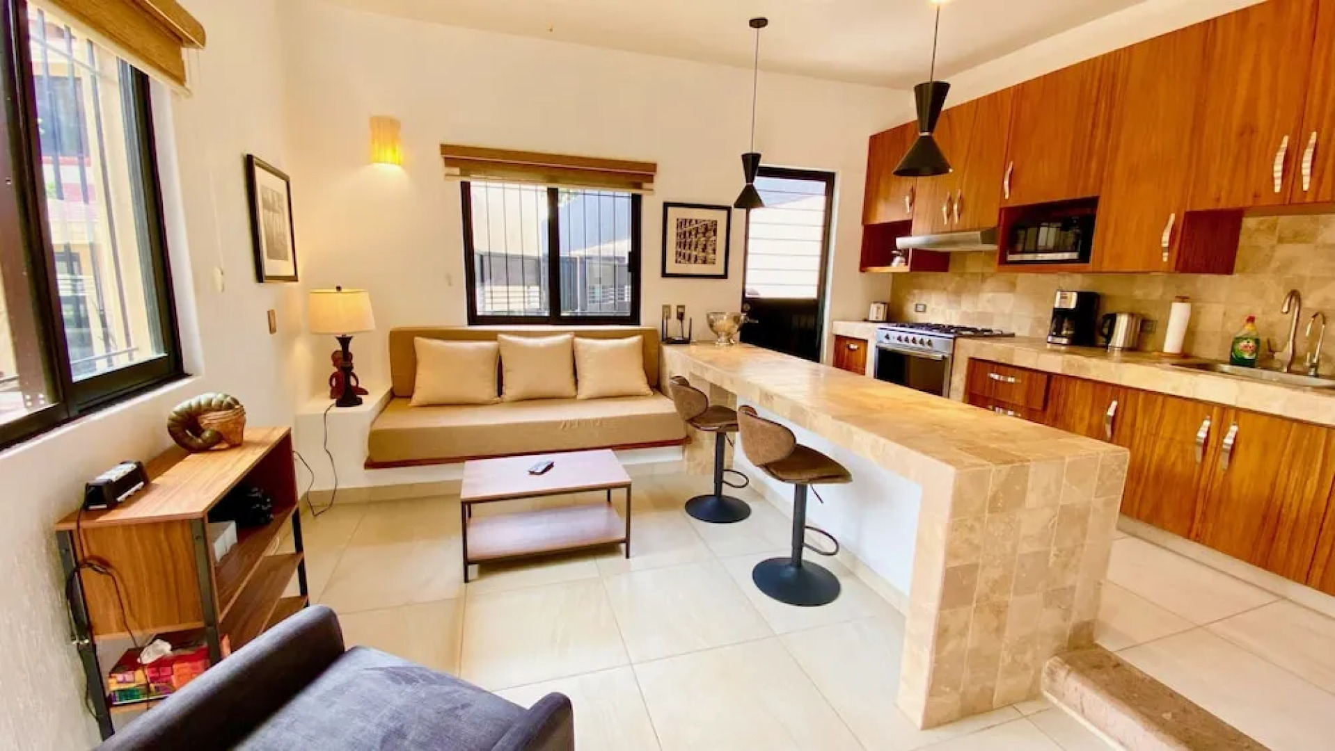 Renovated 1 Bdrm Guest House -walk to Everything -bikes -gym - Pickleball Court