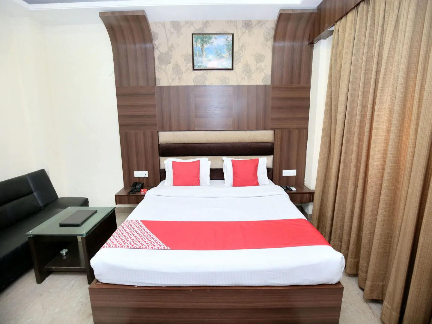 OYO 5710 The Majestic Crown Hotel