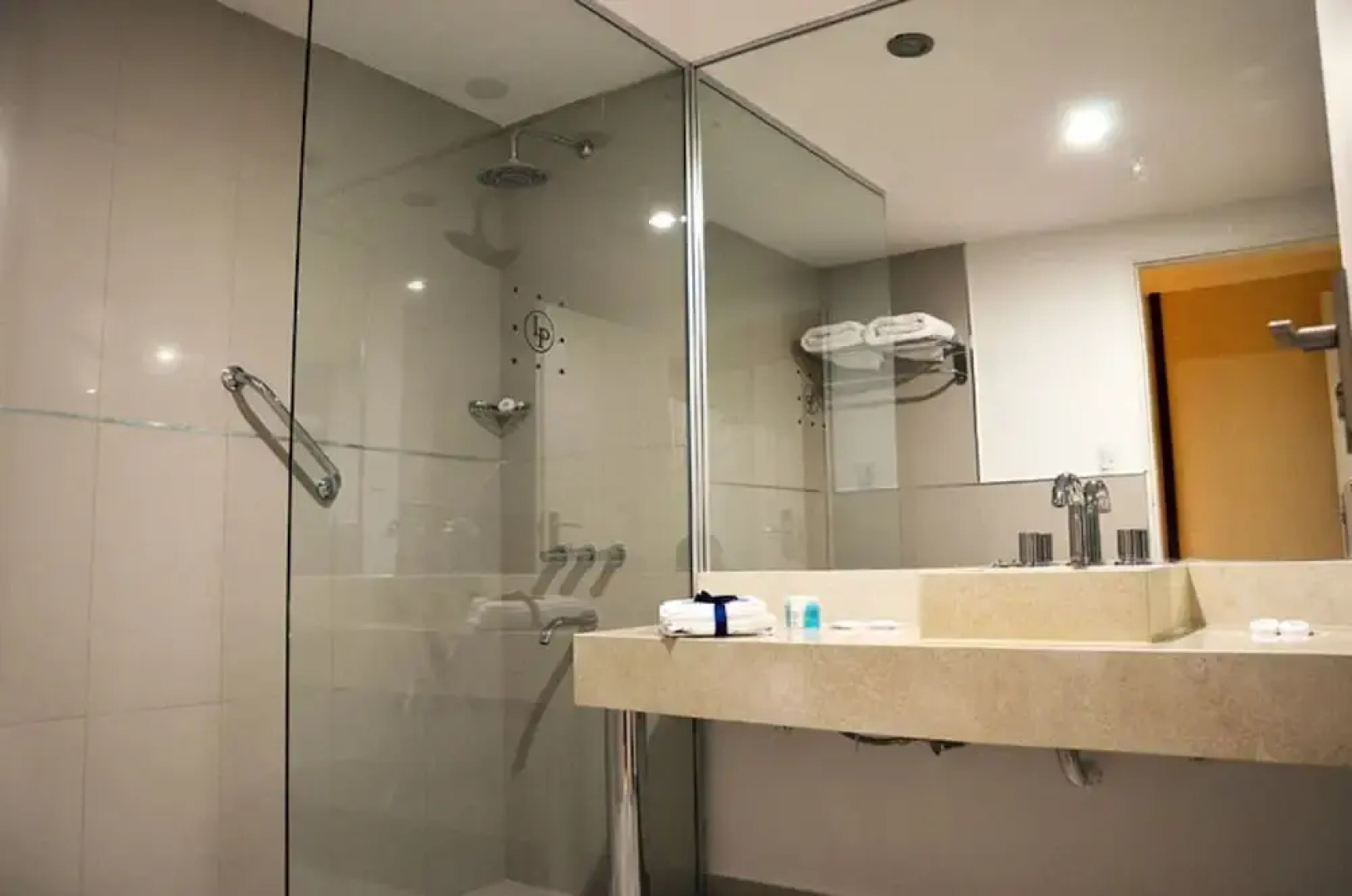 Le Parc Hotel & Suites