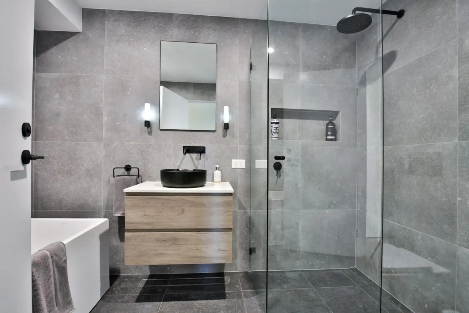 Seaview - Pet Friendly with Stunning Views - 1 Min to Beach