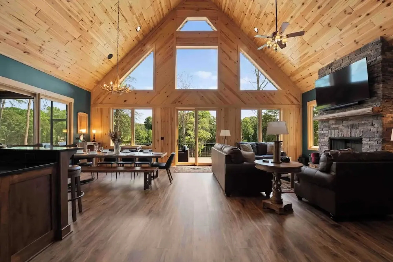 Black Bear & Blue Heron by Avantstay 2 Lakefront Homes, Sleeps 43 Pool, Dock, Theater