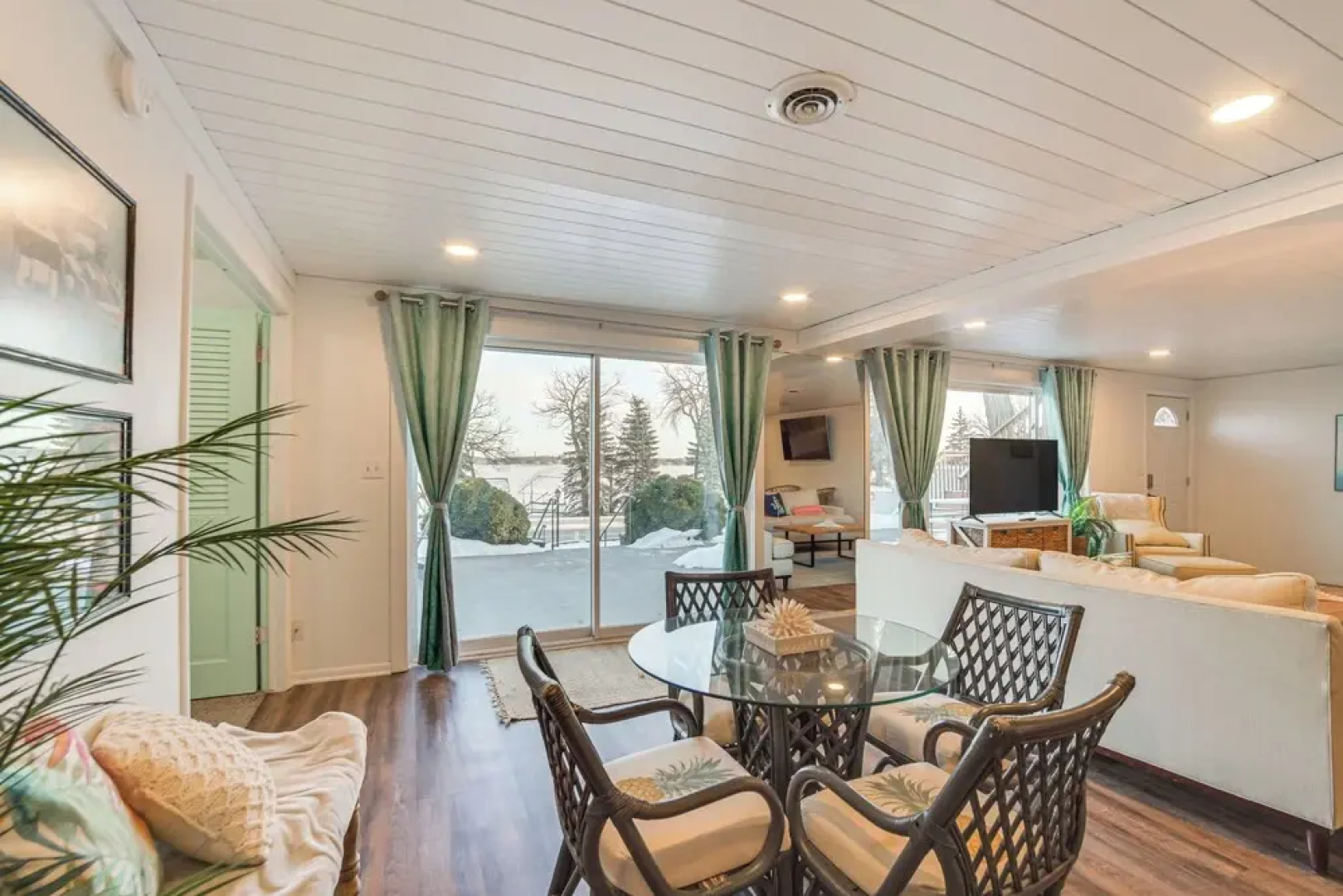 Modern Apt on Detroit Lake w/ Dock Access!