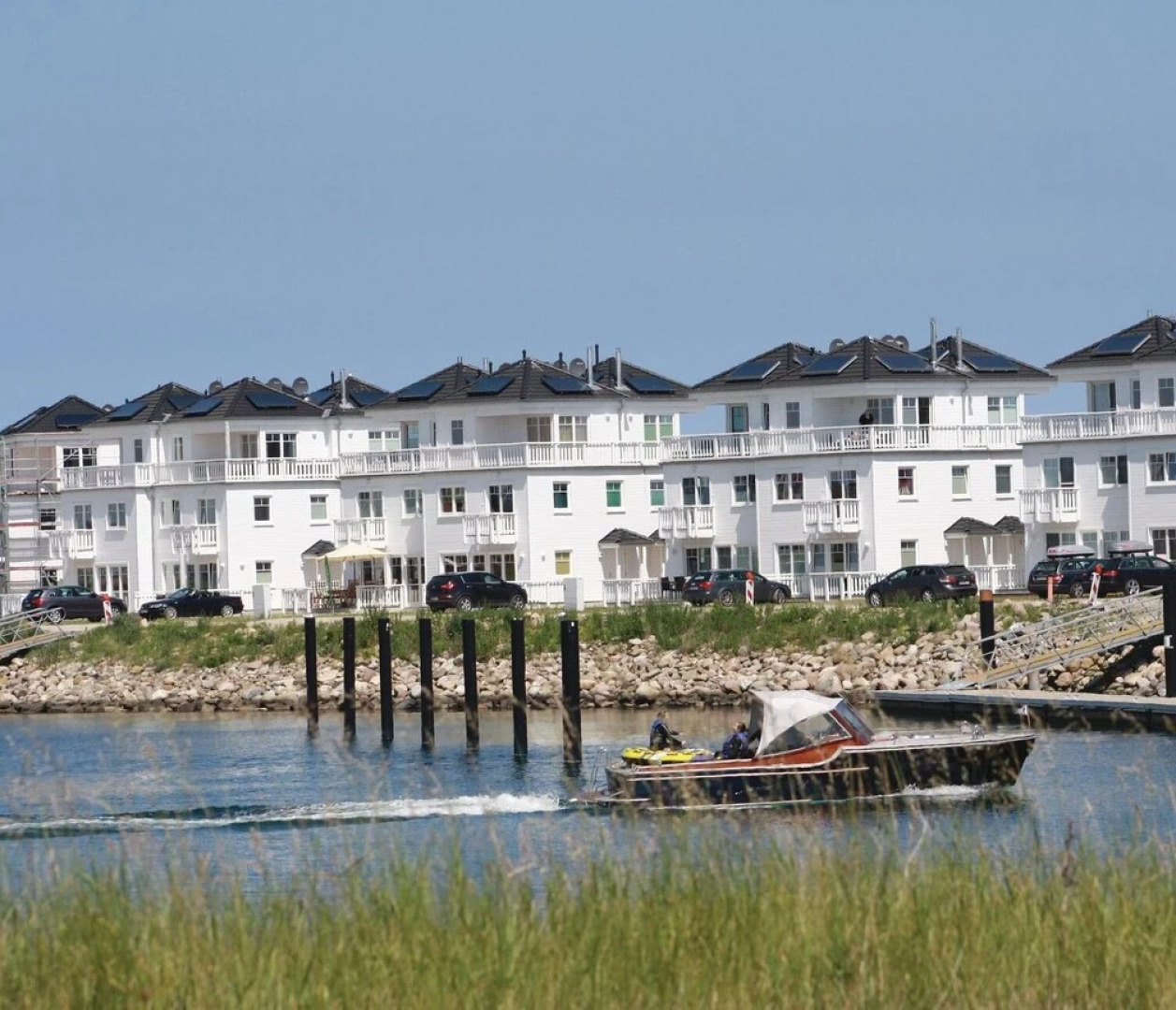 Weiße Strandvilla/56a O