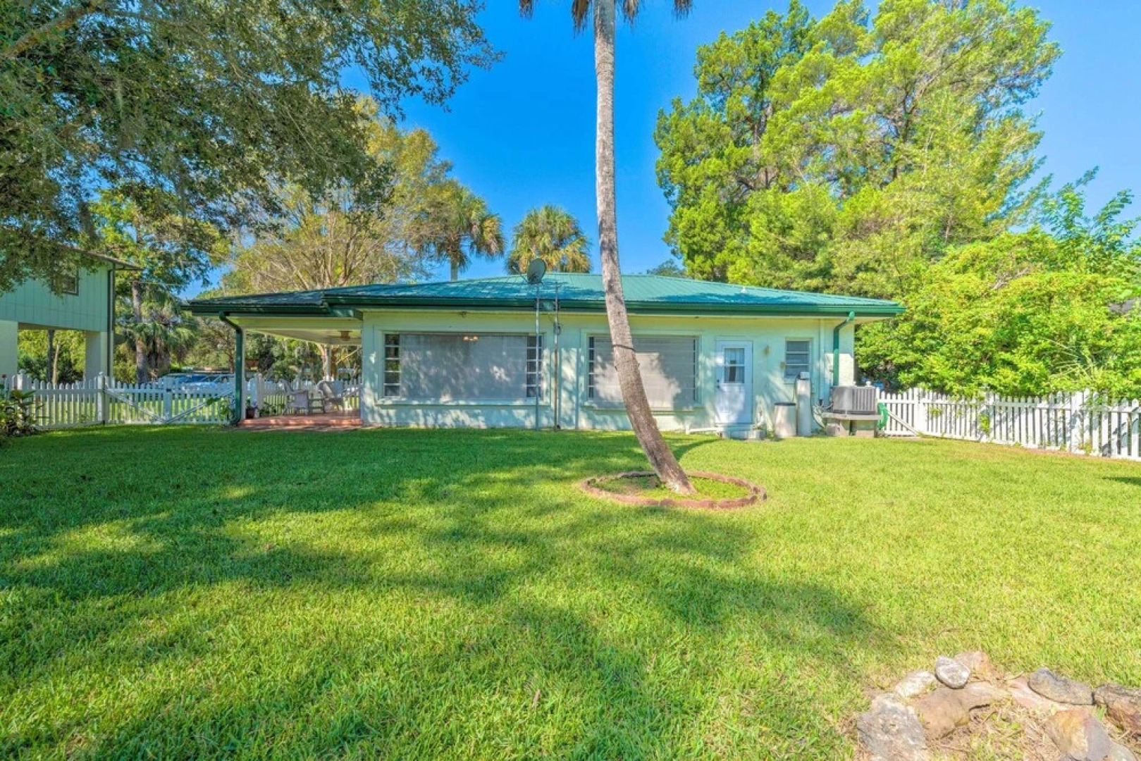 Sunny Home in Yankeetown w/ Lanai & Backyard!