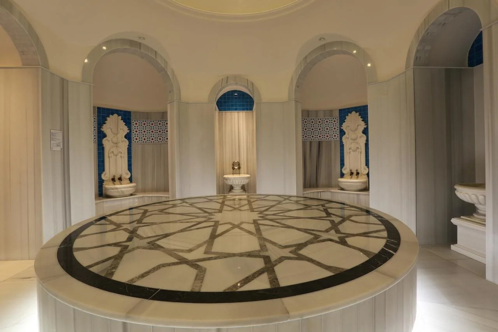 Charisma De Luxe Hotel